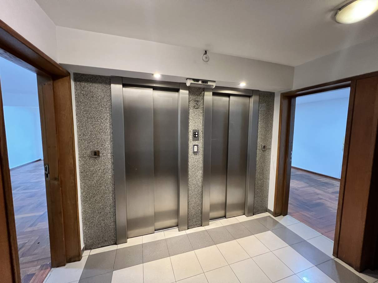 Piso Completo de Oficinas en Venta  Frente a Tribunales  Renta Fija