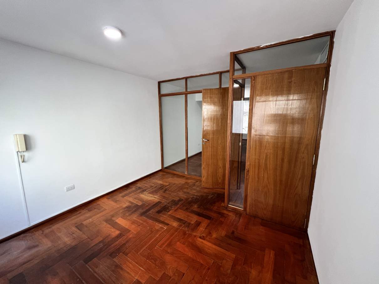 Piso Completo de Oficinas en Venta  Frente a Tribunales  Renta Fija