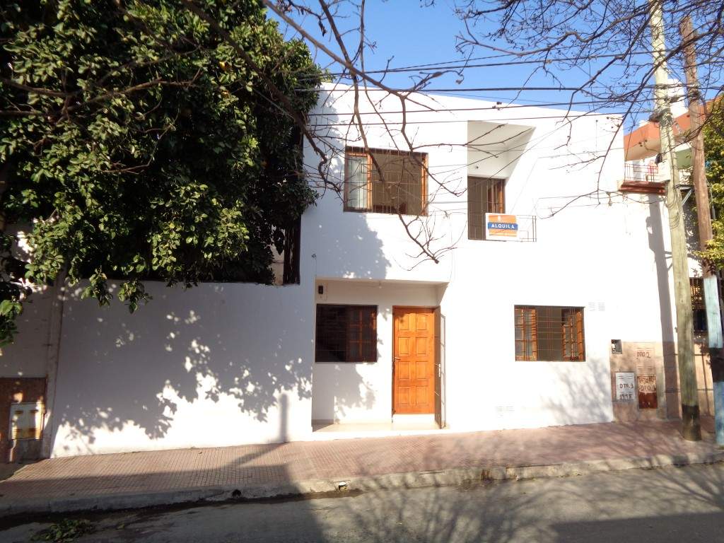 Barrio Alberdi - Casa de 2 Dormitorios, Amplia y Luminosa con Cocina Comedor Equipada, Balcón y Patio con Asador