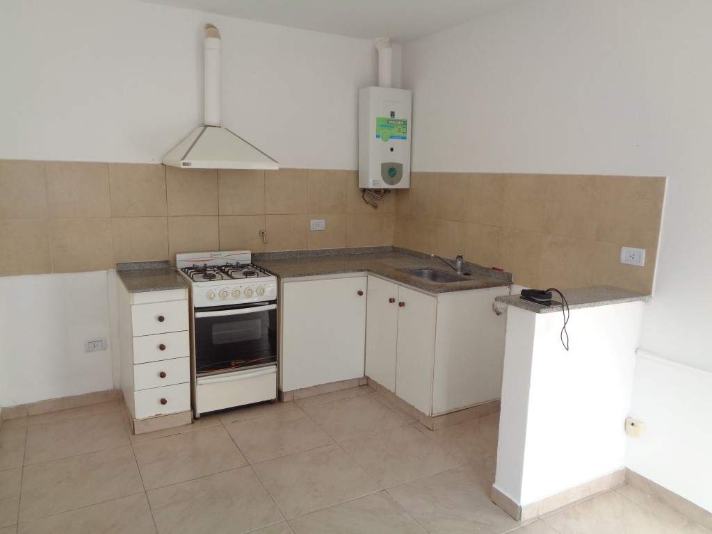 Barrio Alberdi - Casa de 2 Dormitorios, Amplia y Luminosa con Cocina Comedor Equipada, Balcón y Patio con Asador