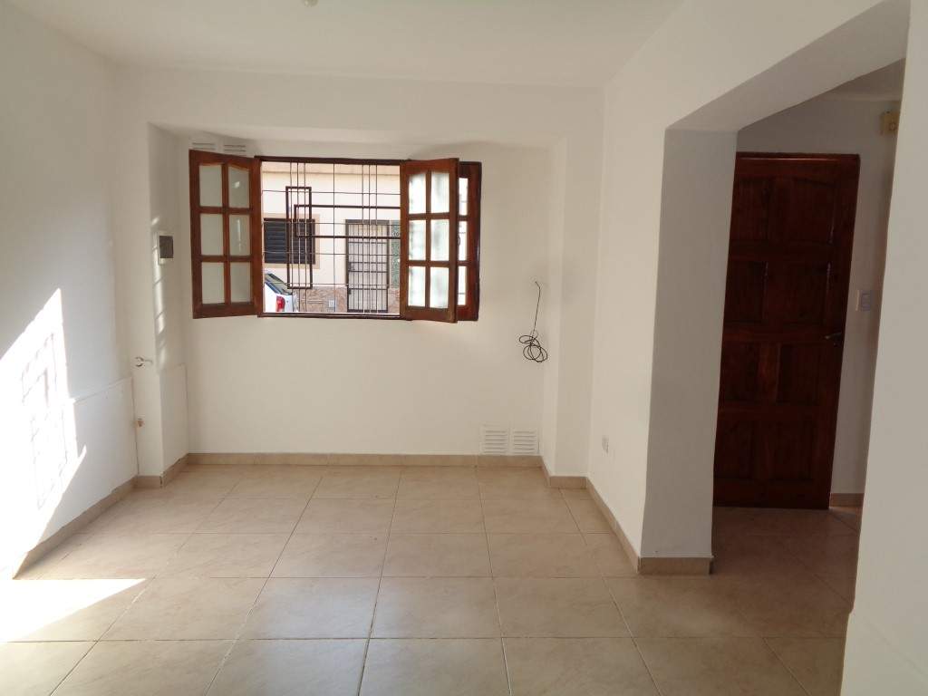 Barrio Alberdi - Casa de 2 Dormitorios, Amplia y Luminosa con Cocina Comedor Equipada, Balcón y Patio con Asador