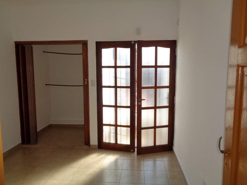 Barrio Alberdi - Casa de 2 Dormitorios, Amplia y Luminosa con Cocina Comedor Equipada, Balcón y Patio con Asador