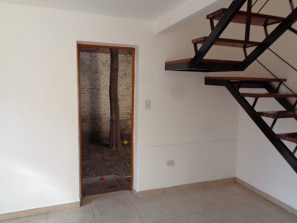 Barrio Alberdi - Casa de 2 Dormitorios, Amplia y Luminosa con Cocina Comedor Equipada, Balcón y Patio con Asador