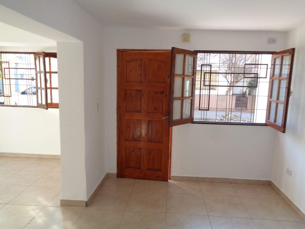 Barrio Alberdi - Casa de 2 Dormitorios, Amplia y Luminosa con Cocina Comedor Equipada, Balcón y Patio con Asador