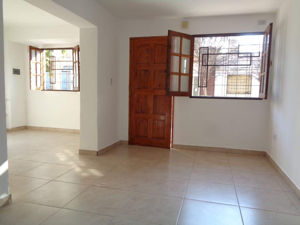 Barrio Alberdi - Casa de 2 Dormitorios, Amplia y Luminosa con Cocina Comedor Equipada, Balcón y Patio con Asador