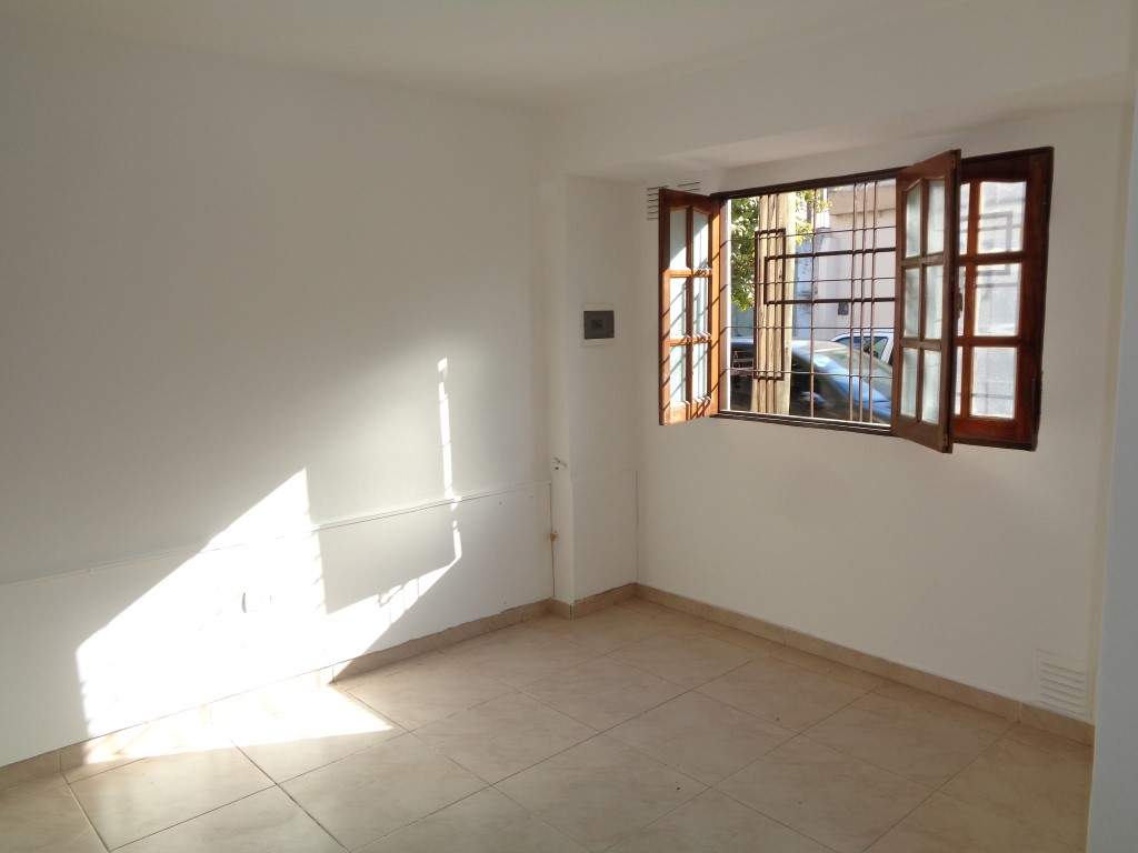Barrio Alberdi - Casa de 2 Dormitorios, Amplia y Luminosa con Cocina Comedor Equipada, Balcón y Patio con Asador