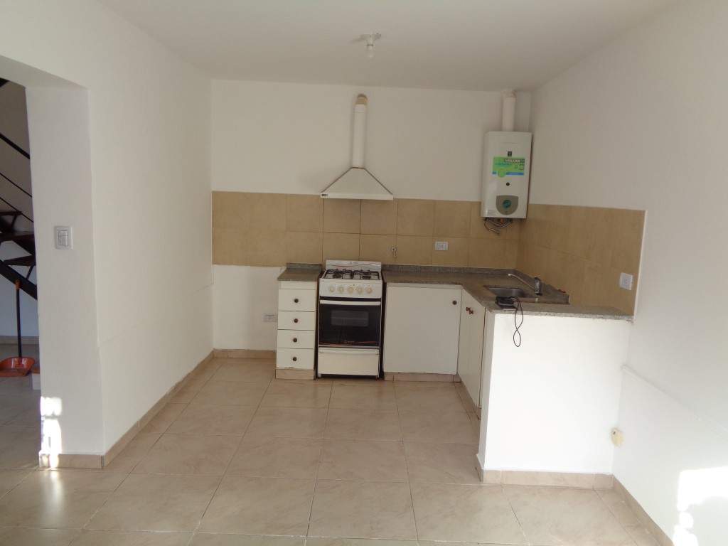 Barrio Alberdi - Casa de 2 Dormitorios, Amplia y Luminosa con Cocina Comedor Equipada, Balcón y Patio con Asador