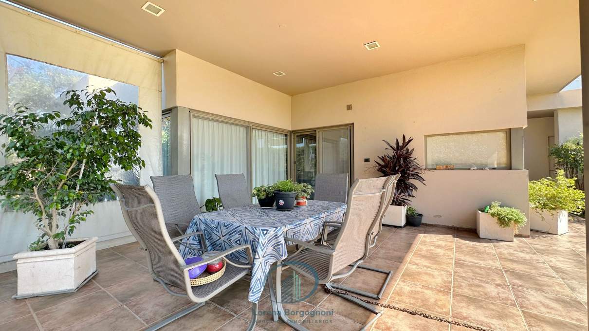 Casa en VENTA en Manantiales Country 3 dormitorios con Pileta y  Quincho