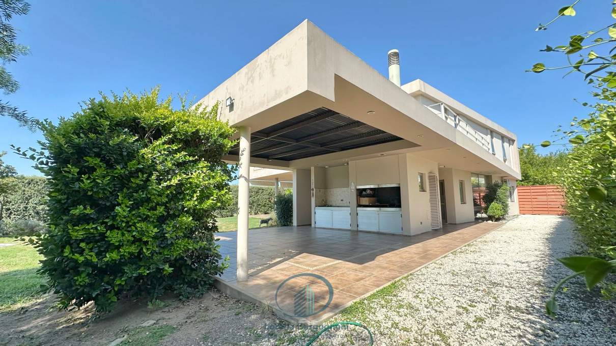 Casa en VENTA en Manantiales Country 3 dormitorios con Pileta y  Quincho