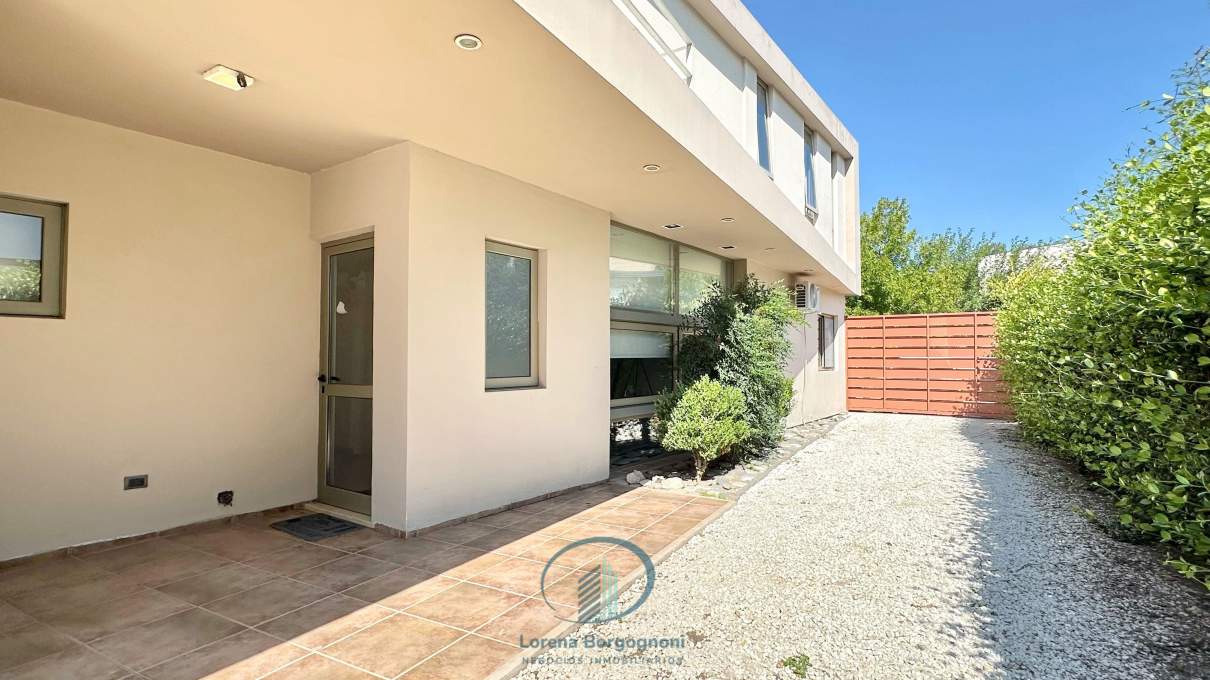 Casa en VENTA en Manantiales Country 3 dormitorios con Pileta y  Quincho