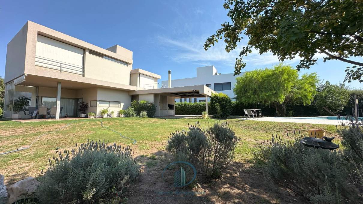Casa en VENTA en Manantiales Country 3 dormitorios con Pileta y  Quincho