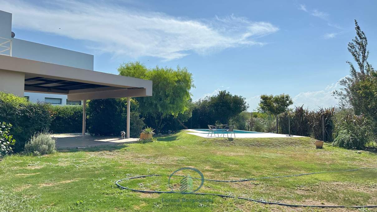 Casa en VENTA en Manantiales Country 3 dormitorios con Pileta y  Quincho