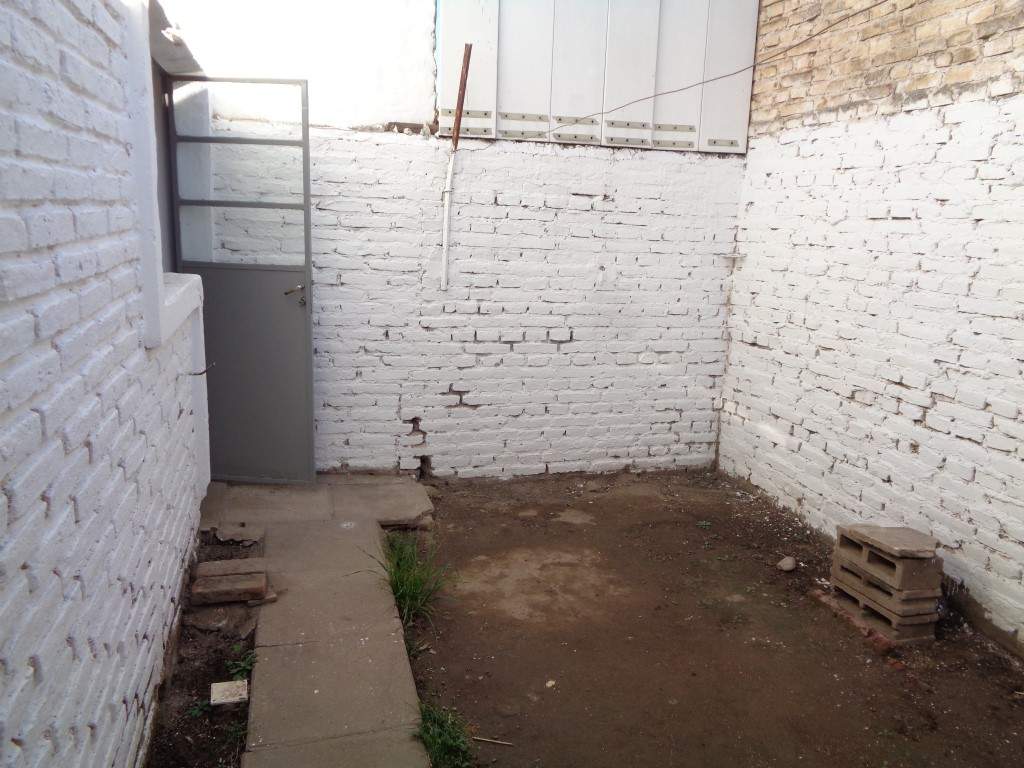 Barrio Villa Cabrera - Departamento Externo de 1 Dormitorio, Amplio y Luminoso con Patio de Uso Exclusivo, Impuestos Bajos y Sin Expensas