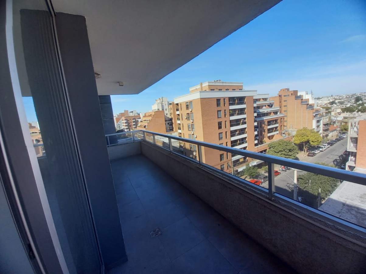 Excelente ubicacion . 2 dormitorios con 2 baños . 3 balcones . Opc Cochera