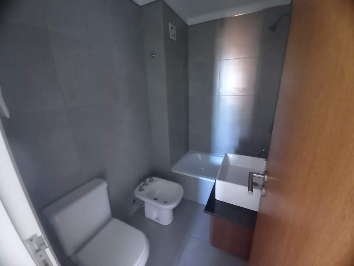 Excelente ubicacion . 2 dormitorios con 2 baños . 3 balcones . Opc Cochera