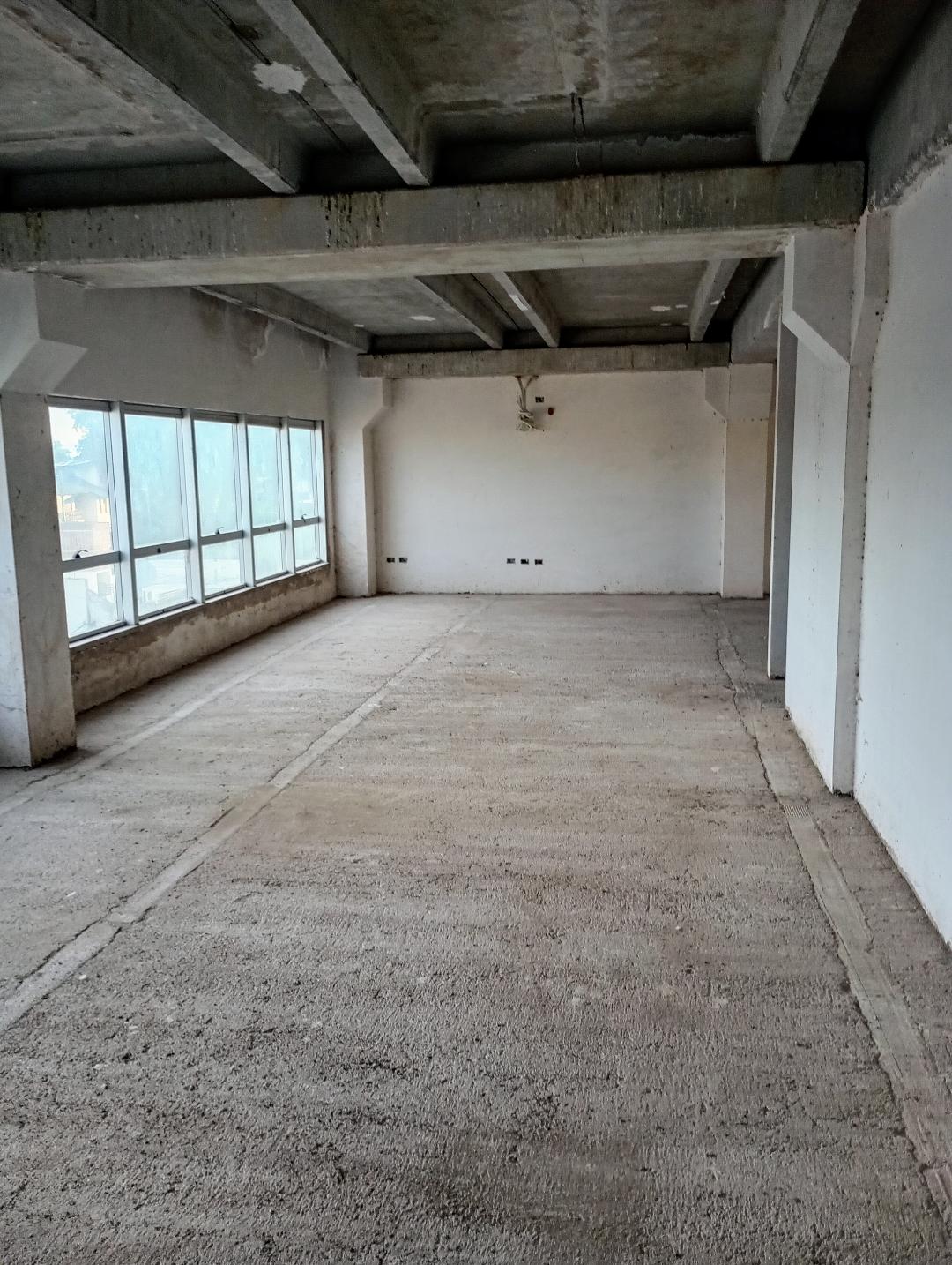 IMPORTANTE LOCAL 500M2  OFICINAS  DEPARTAMENTO - SOBRE AVENIDA COMERCIAL ZCERRO