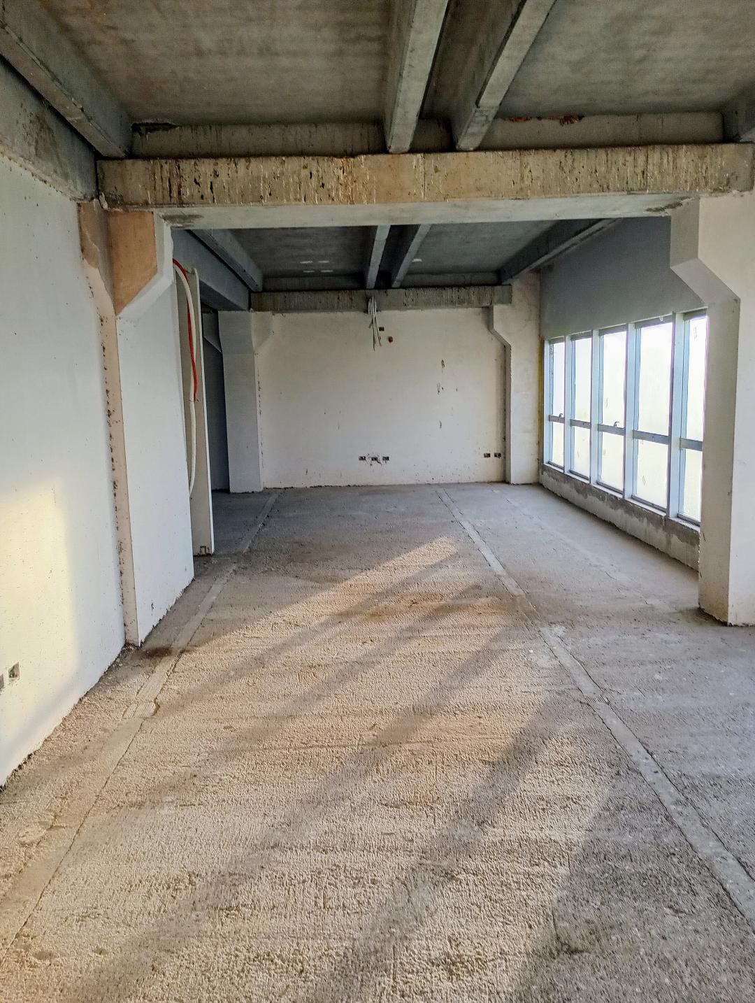 IMPORTANTE LOCAL 500M2  OFICINAS  DEPARTAMENTO - SOBRE AVENIDA COMERCIAL ZCERRO