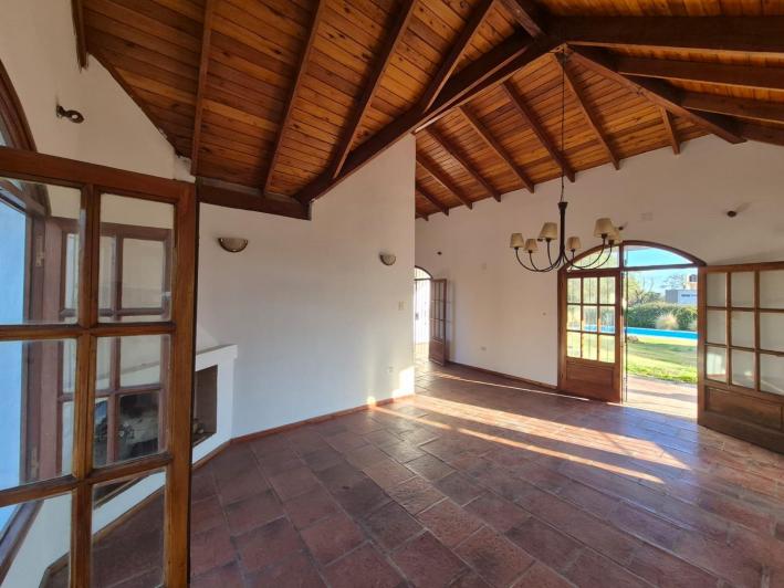 Alquiler Villa Allende Golf casa cuatro dormitorios pileta parque