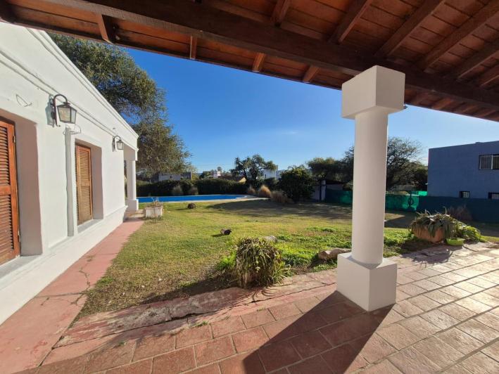 Alquiler Villa Allende Golf casa cuatro dormitorios pileta parque