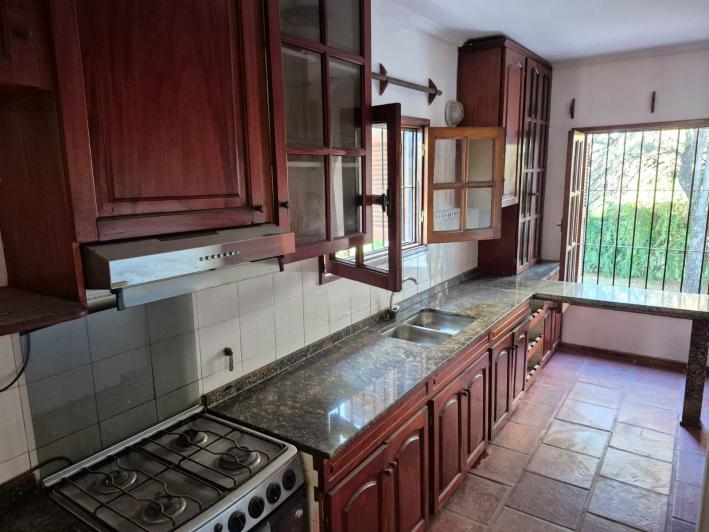 Alquiler Villa Allende Golf casa cuatro dormitorios pileta parque