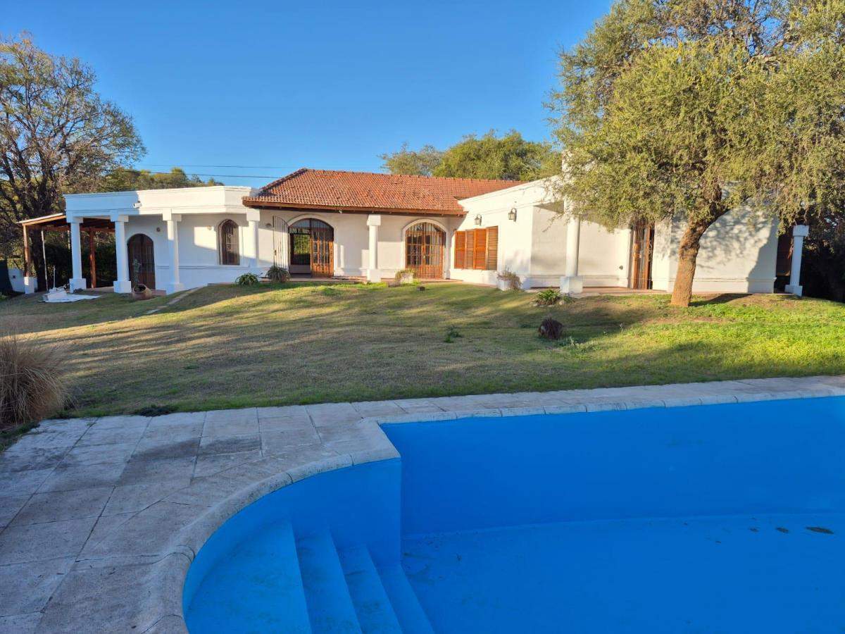 Alquiler Villa Allende Golf casa cuatro dormitorios pileta parque