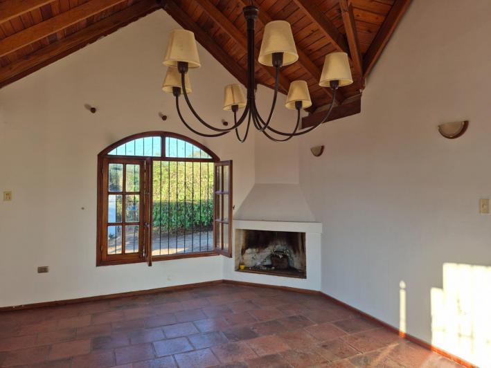 Alquiler Villa Allende Golf casa cuatro dormitorios pileta parque