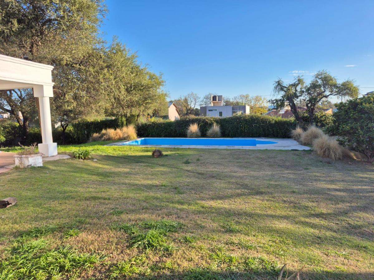 Alquiler Villa Allende Golf casa cuatro dormitorios pileta parque