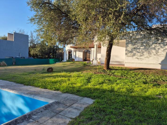 Alquiler Villa Allende Golf casa cuatro dormitorios pileta parque