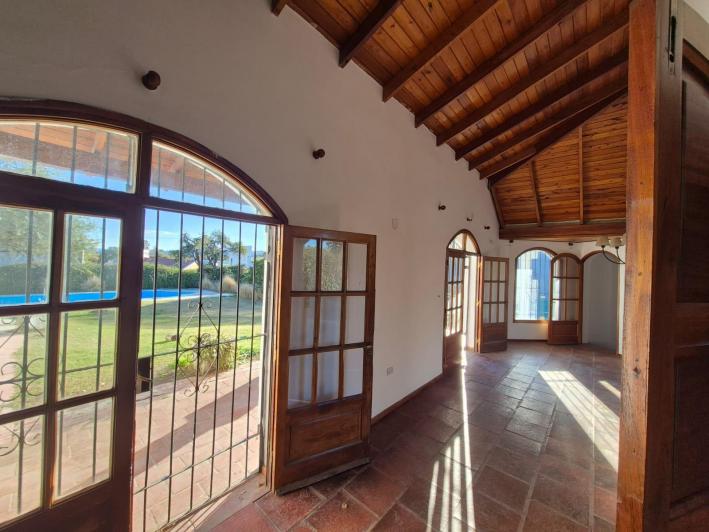 Alquiler Villa Allende Golf casa cuatro dormitorios pileta parque