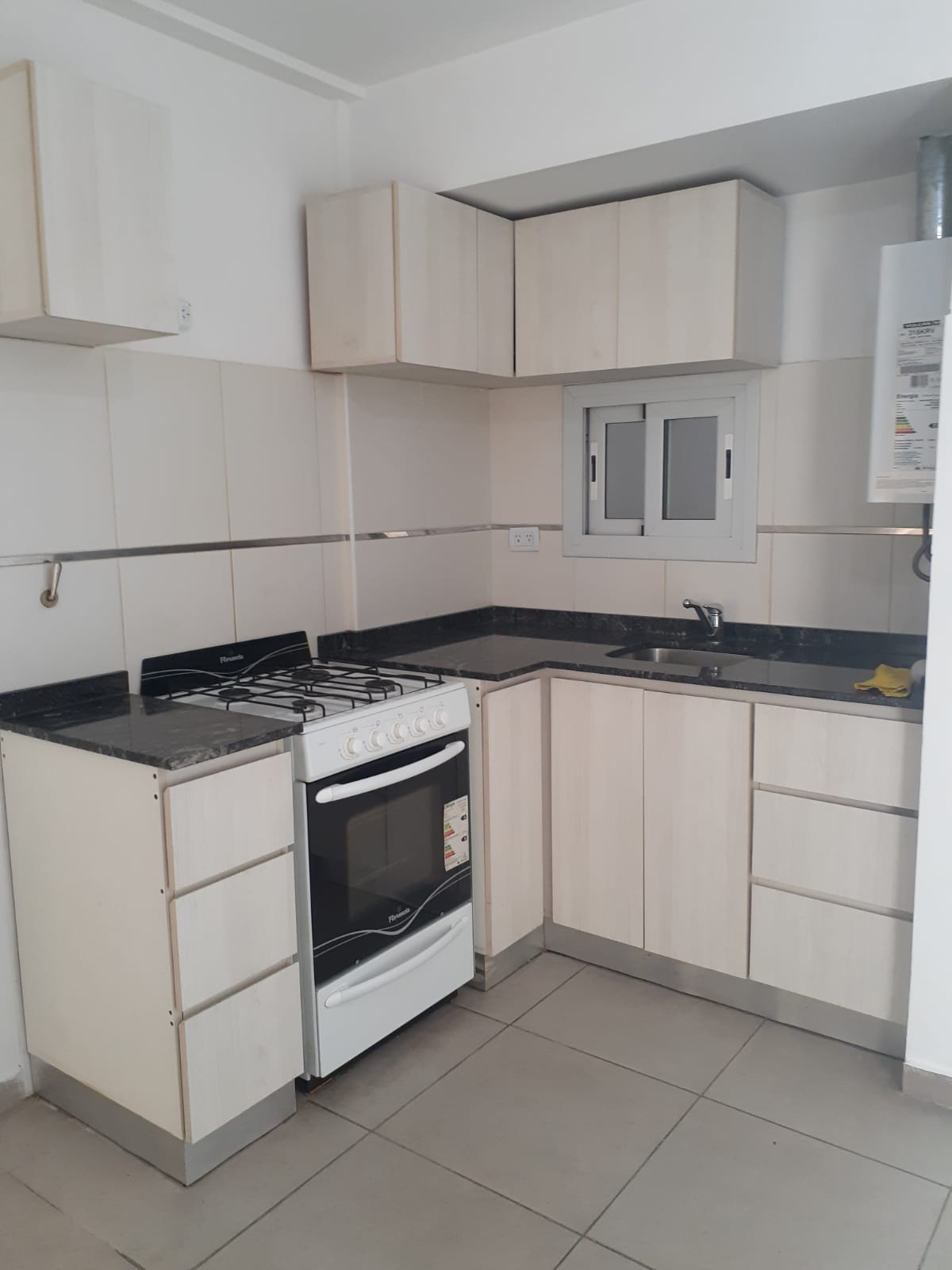 ¡Departamento en alquiler en Edificio Moderno con Asador Propio y Pileta!