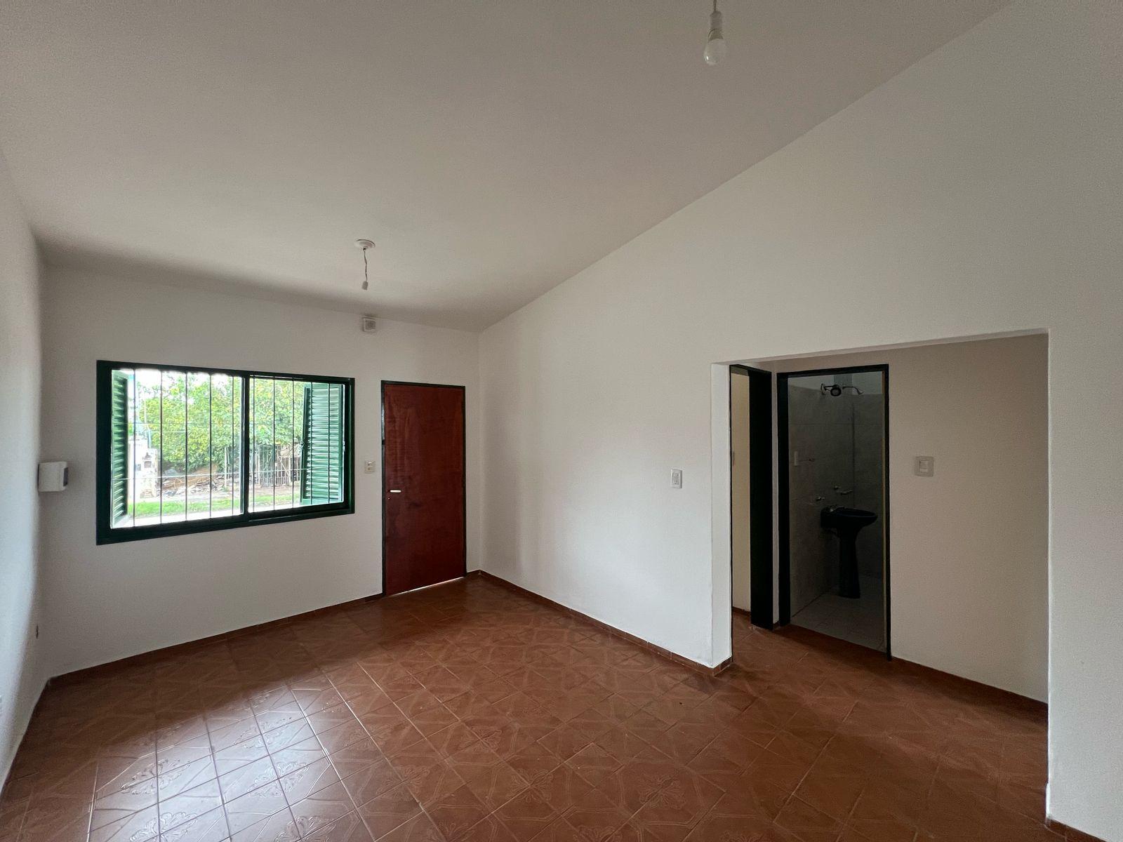 ALQUILO DEPARTAMENTO B ALTO ALBERDI - 2 DORMITORIOS CON PATIO.-
