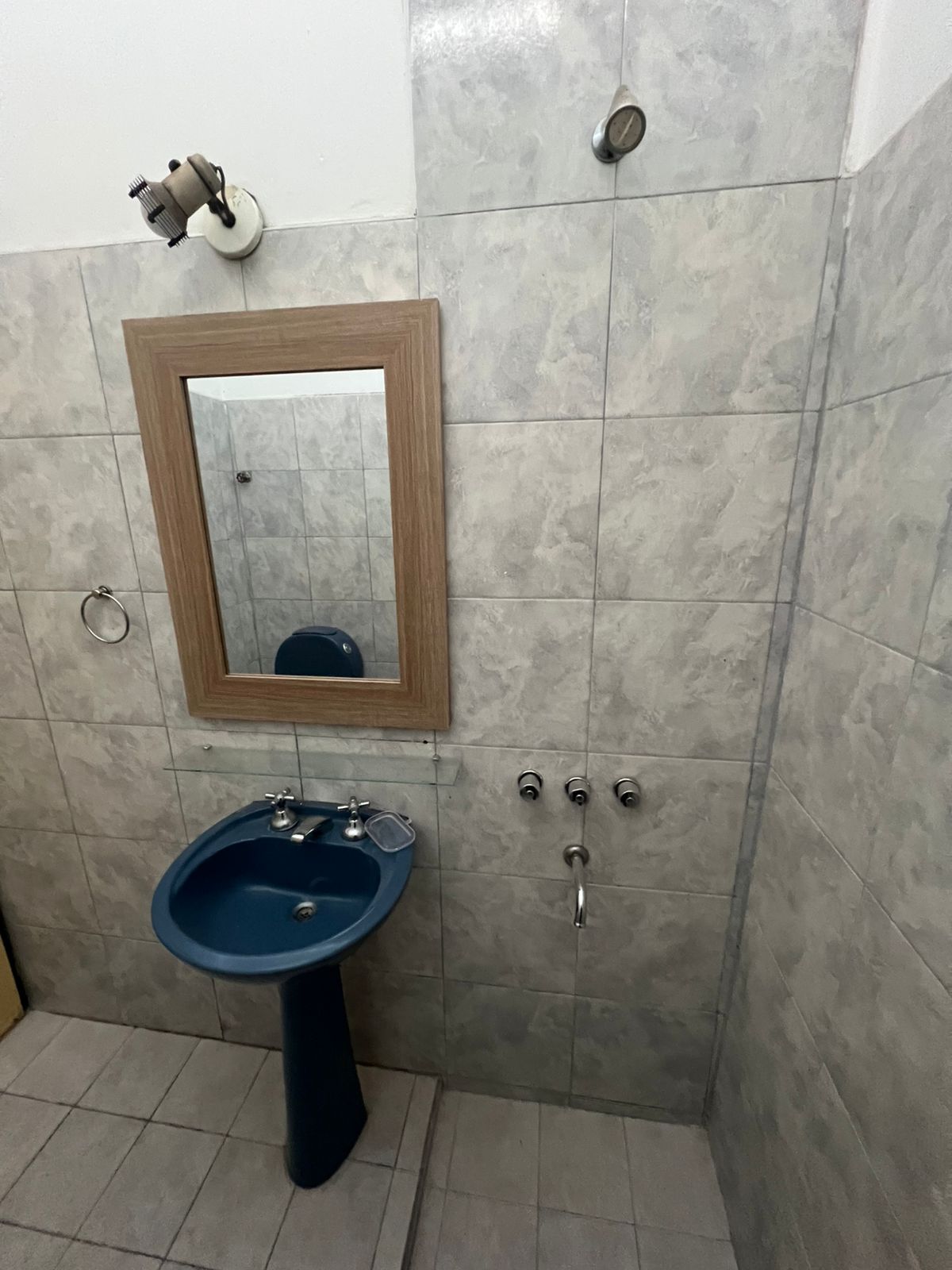 ALQUILO DEPARTAMENTO B ALTO ALBERDI - 2 DORMITORIOS CON PATIO.-