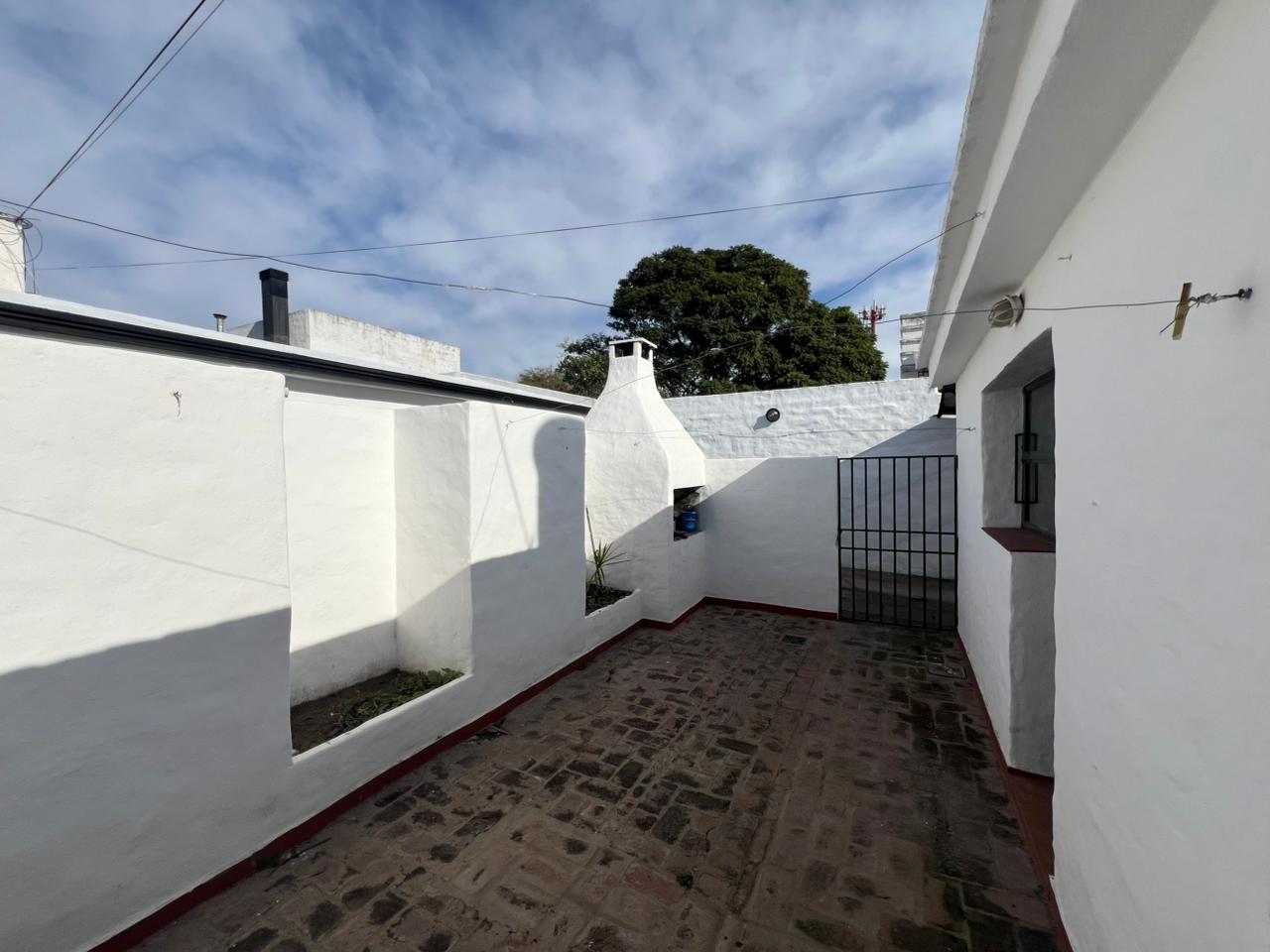 ALQUILO DEPARTAMENTO B ALTO ALBERDI - 2 DORMITORIOS CON PATIO.-