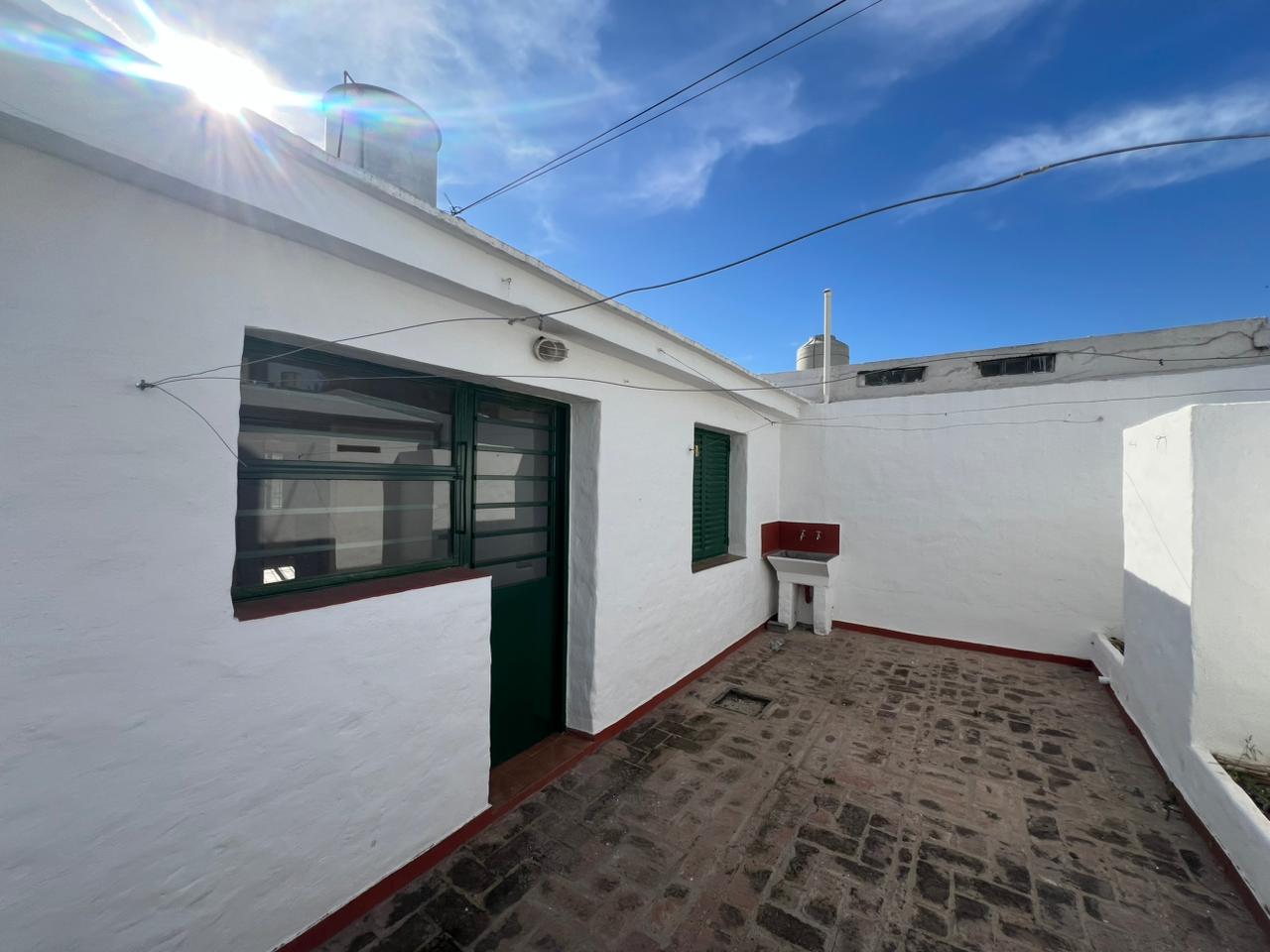 ALQUILO DEPARTAMENTO B ALTO ALBERDI - 2 DORMITORIOS CON PATIO.-