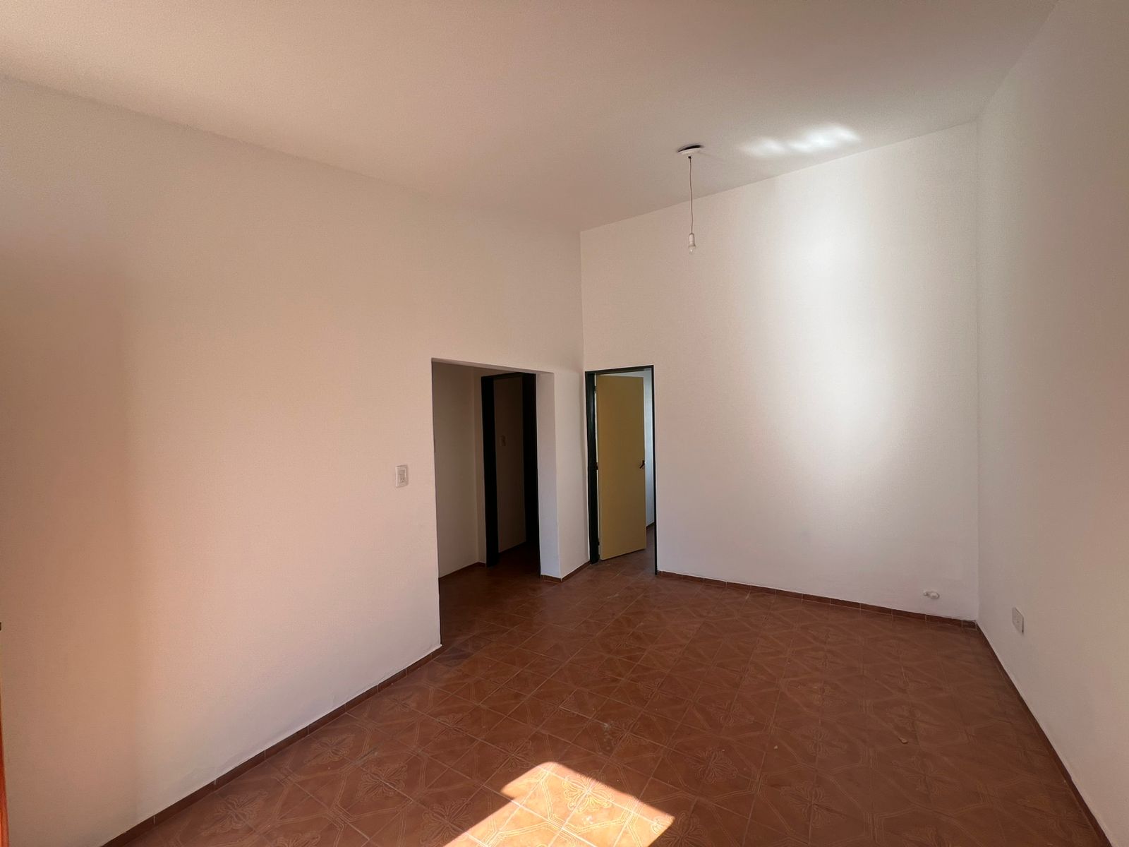 ALQUILO DEPARTAMENTO B ALTO ALBERDI - 2 DORMITORIOS CON PATIO.-