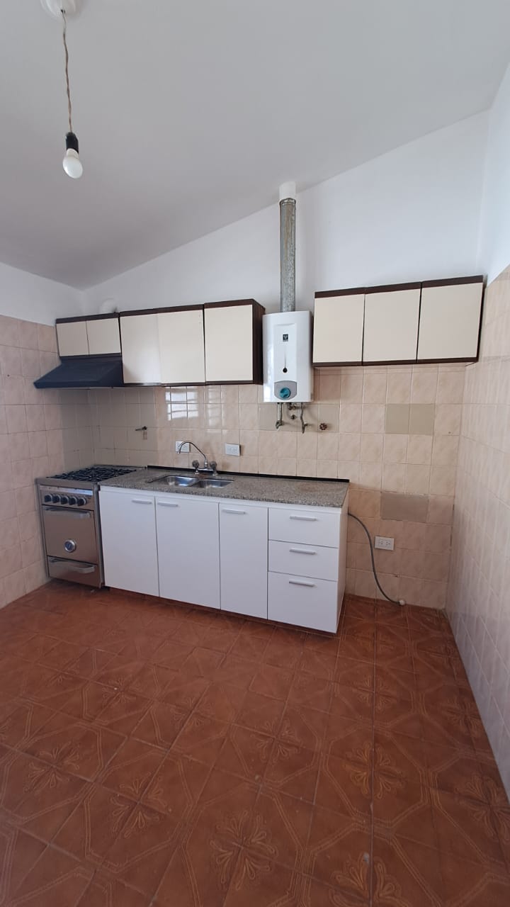 ALQUILO DEPARTAMENTO B ALTO ALBERDI - 2 DORMITORIOS CON PATIO.-