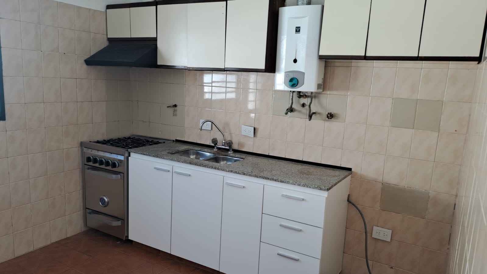 ALQUILO DEPARTAMENTO B ALTO ALBERDI - 2 DORMITORIOS CON PATIO.-