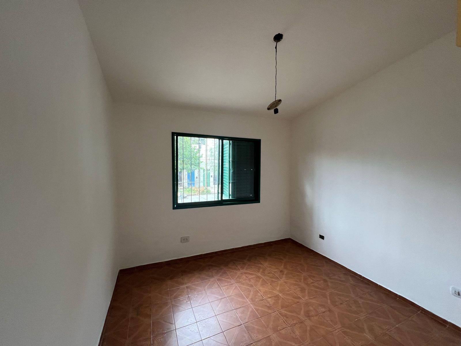 ALQUILO DEPARTAMENTO B ALTO ALBERDI - 2 DORMITORIOS CON PATIO.-