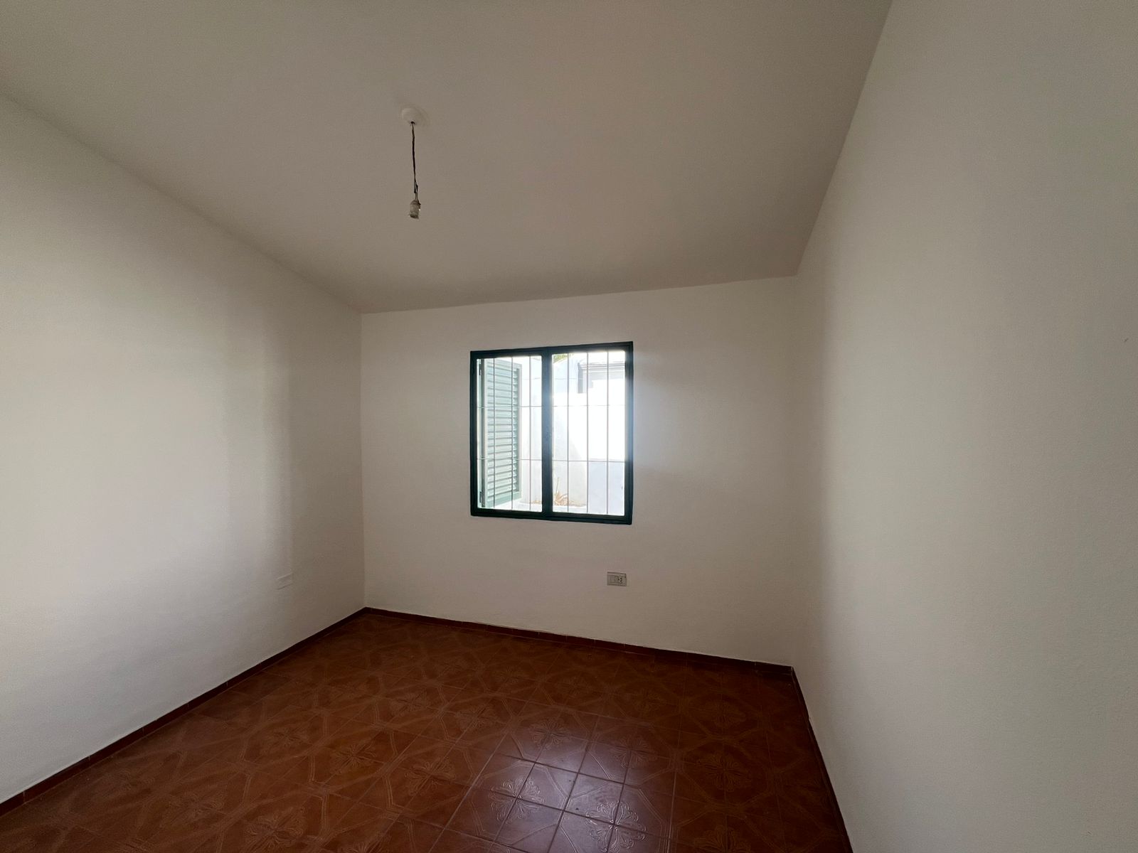 ALQUILO DEPARTAMENTO B ALTO ALBERDI - 2 DORMITORIOS CON PATIO.-