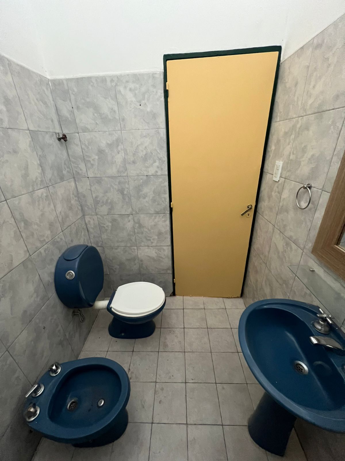 ALQUILO DEPARTAMENTO B ALTO ALBERDI - 2 DORMITORIOS CON PATIO.-