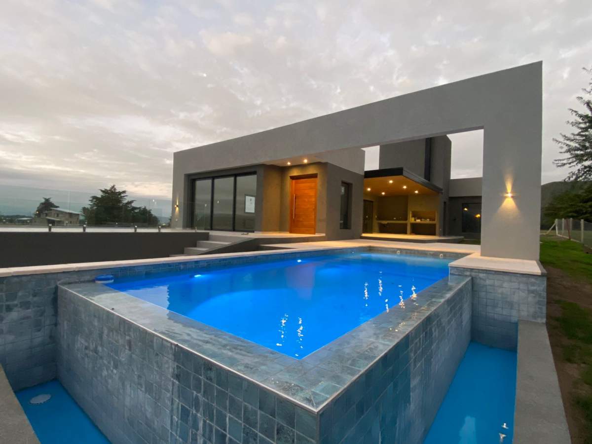 SE VENDE CASA A ESTRENAR EN COUNTRY CARLOS PAZ GOLF