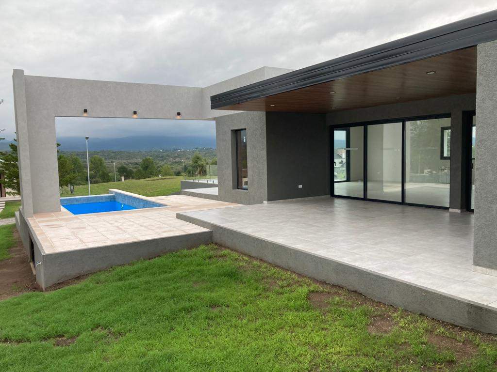 SE VENDE CASA A ESTRENAR EN COUNTRY CARLOS PAZ GOLF