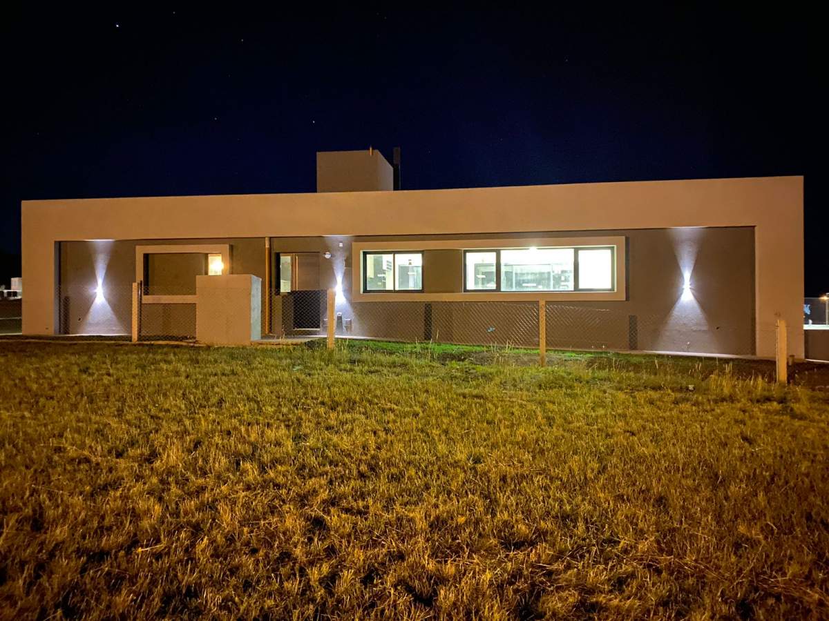 SE VENDE CASA A ESTRENAR EN COUNTRY CARLOS PAZ GOLF