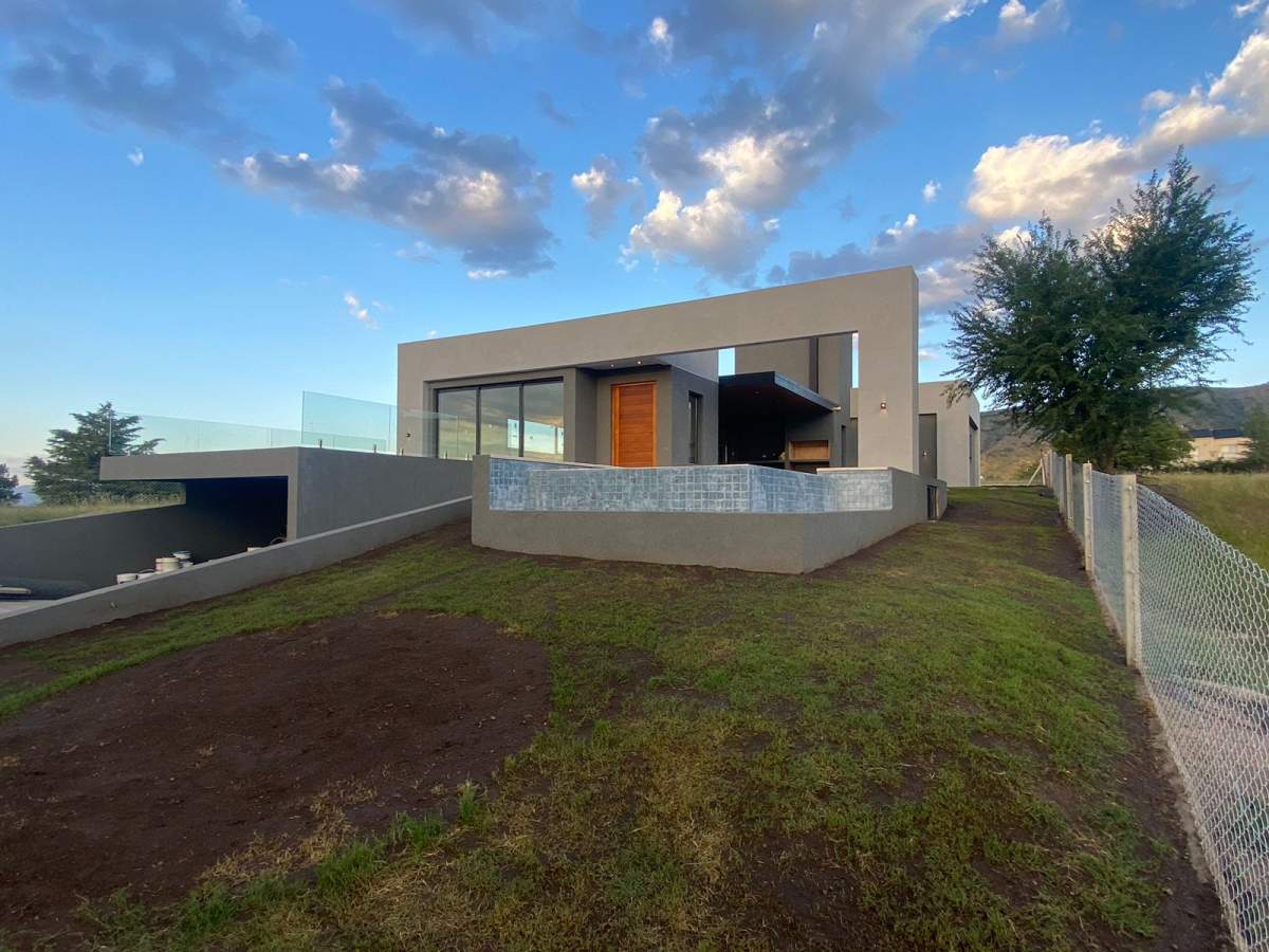 SE VENDE CASA A ESTRENAR EN COUNTRY CARLOS PAZ GOLF