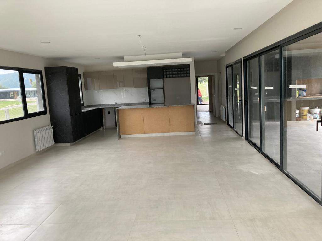 SE VENDE CASA A ESTRENAR EN COUNTRY CARLOS PAZ GOLF