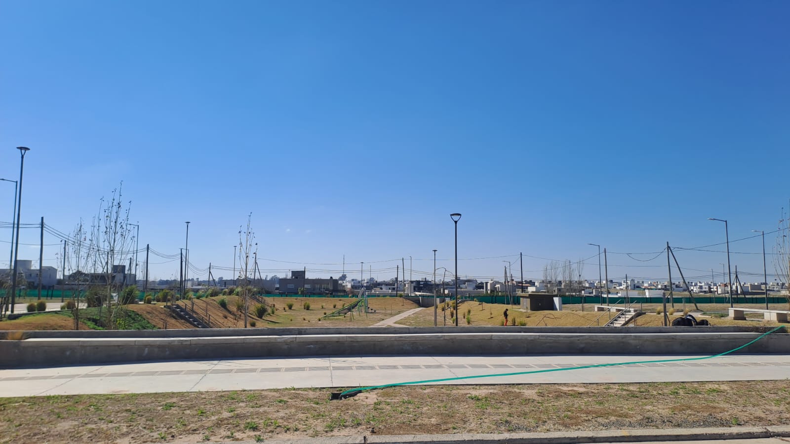 OPORTUNIDAD EN RINCONES DE MANANTIALES LOTE APTO DUPLEX SOBRE AV. PRINCIPAL
