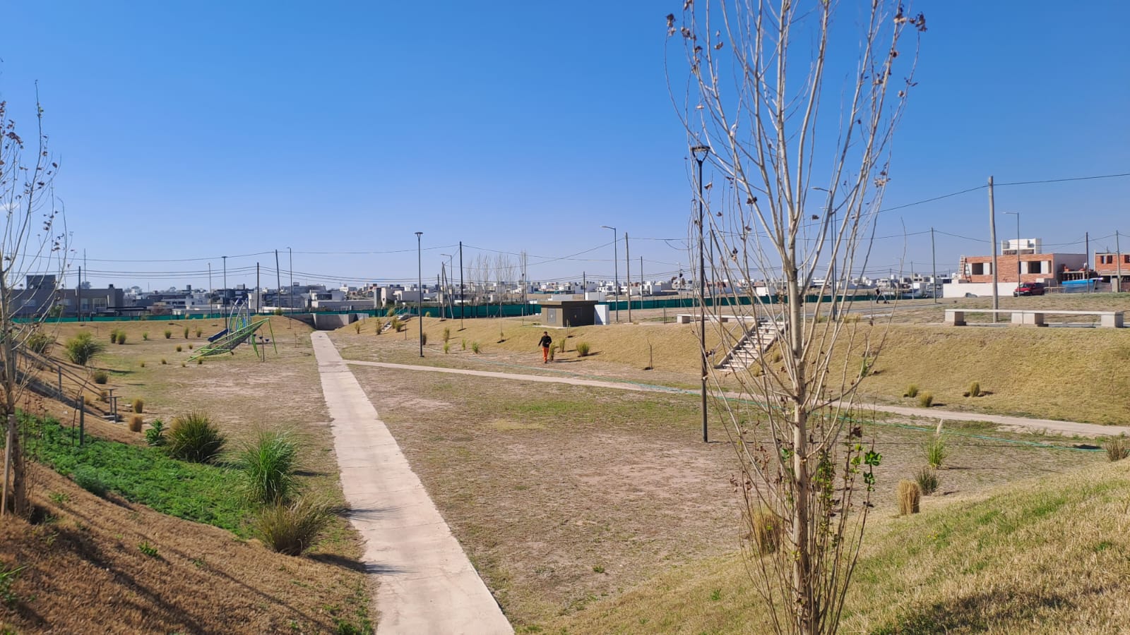 OPORTUNIDAD EN RINCONES DE MANANTIALES LOTE APTO DUPLEX SOBRE AV. PRINCIPAL