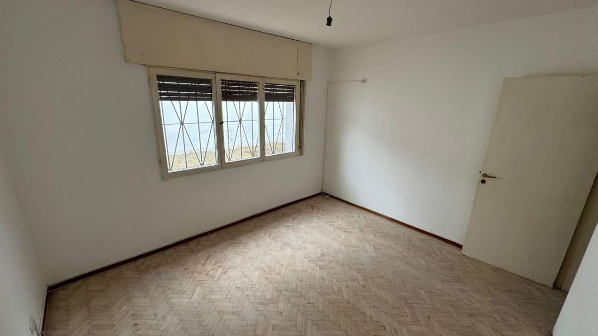 VENTA CASA 3 DORMITORIOS EN BARRIO PARQUE VELEZ SARSFIELD