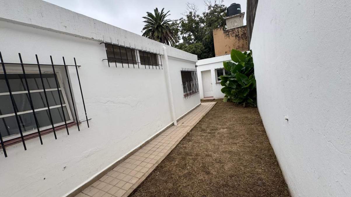 VENTA CASA 3 DORMITORIOS EN BARRIO PARQUE VELEZ SARSFIELD