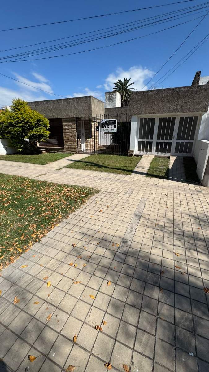 VENTA CASA 3 DORMITORIOS EN BARRIO PARQUE VELEZ SARSFIELD